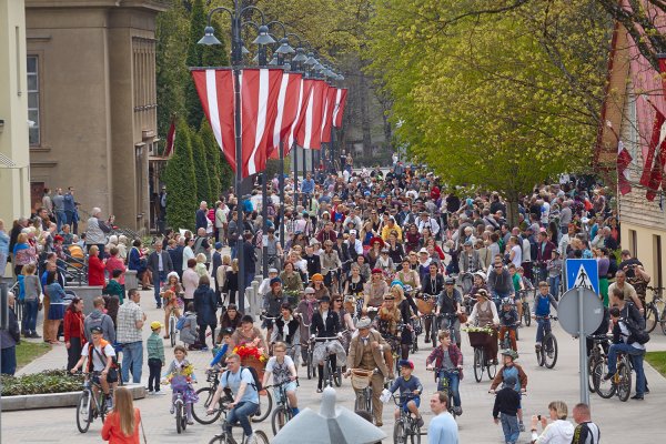 Tvīda braucienu šogad papildina antīku velo izstāde 