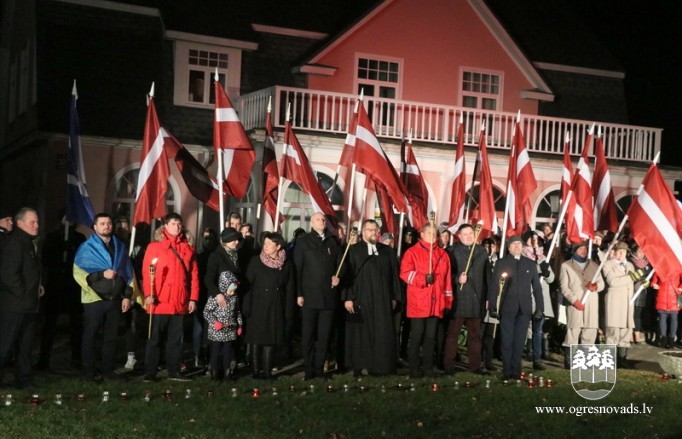 Lāpu gājienā Ogrē pauž atbalstu Ukrainai