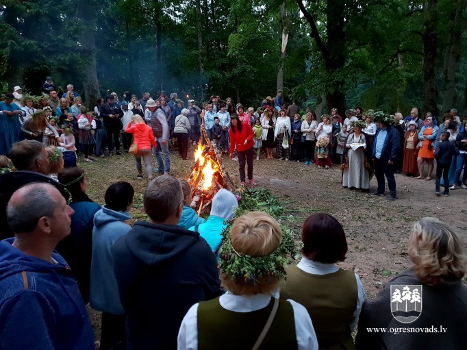 Saulgrieži Plāteres pilskalnā