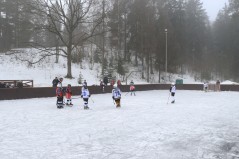 Krasta laukumā atjauno ledus segumu