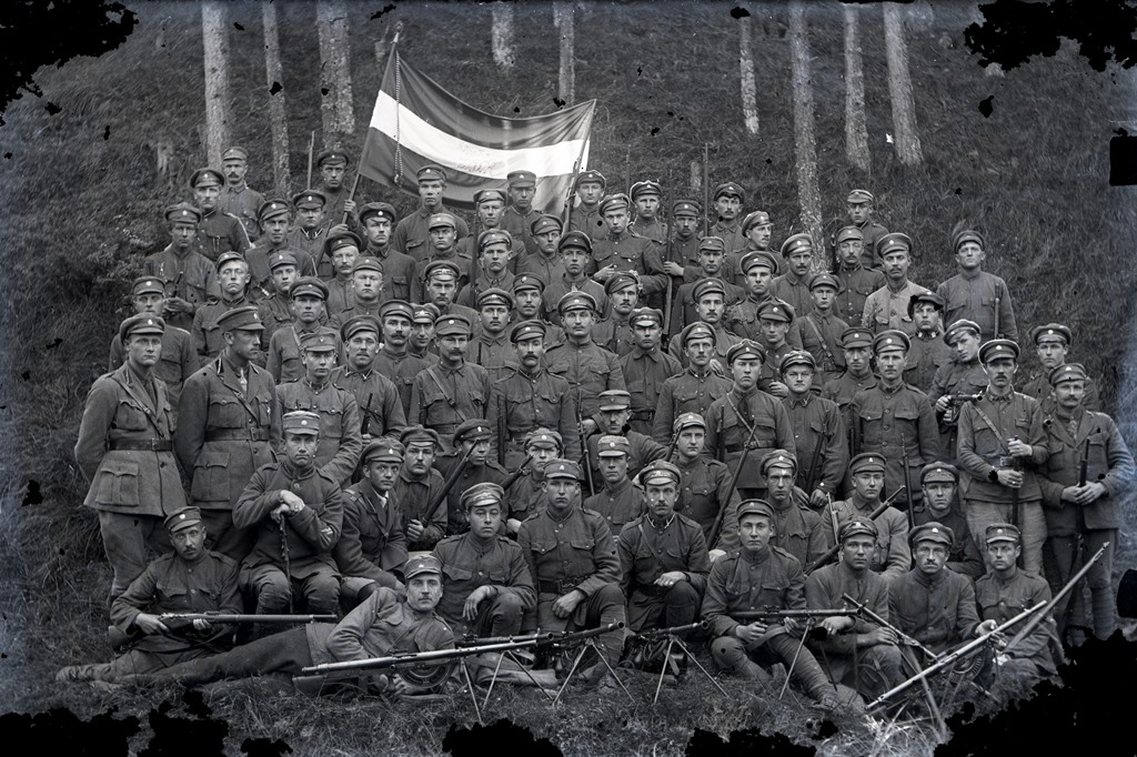 Katru vakaru muzeja skatlogā  garāmgājēji var vērot Brīvības cīņu fotogrāfijas