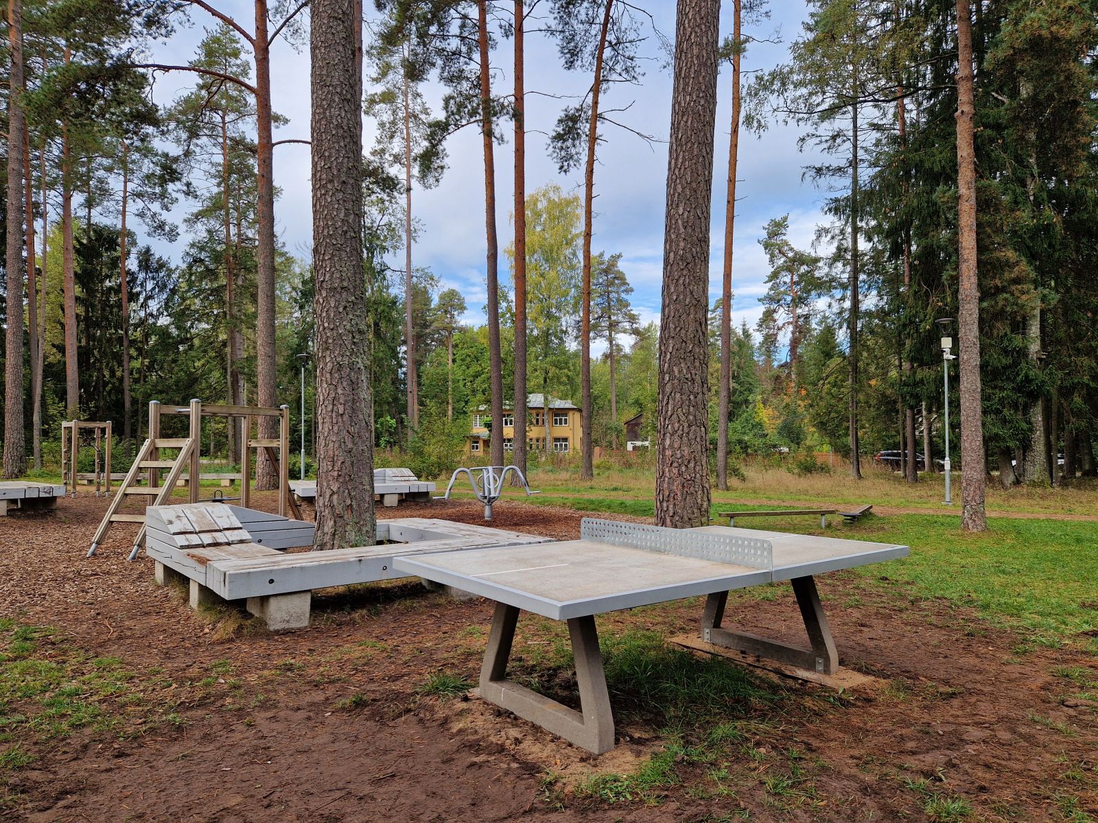 Tenisa galds Jaunogres parkā