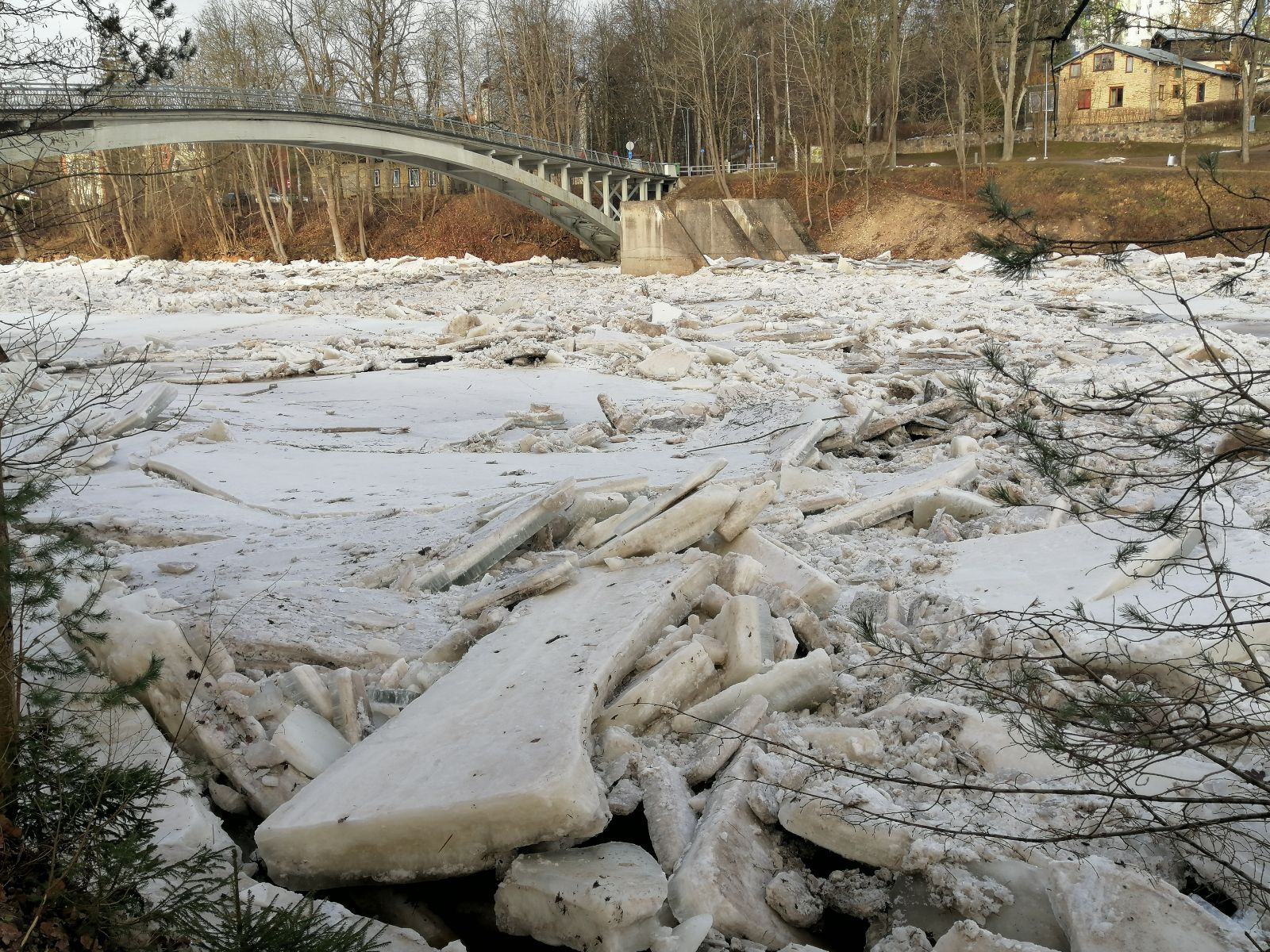 Ogres upē turpinās ledus iešana