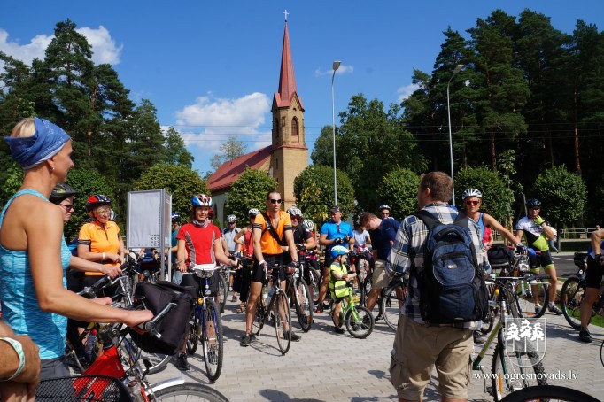 Igauņu ceļotāji četru dienu velobraucienā iepazīst Ogres apriņķi