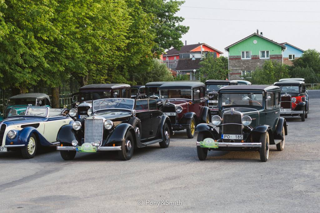 Pie retro kafejnīcas „M.Pūres beķereja”- antīko  auto  parāde